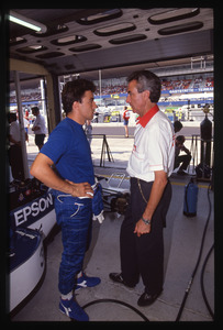 Il pilota Jean Alesi (n.4) della Tyrrell e Gianni Turchetti (Pirelli)