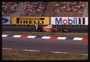 Il pilota Olivier Grouillard (n.14) su Osella-Ford gommata Pirelli