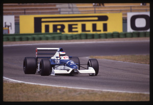 Il pilota Jean Alesi (n.4) su Tyrrell-Judd gommata Pirelli