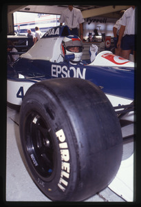 Il pilota Jean Alesi (n.4) ai box Tyrrell