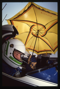 Il pilota Stefano Modena (n.8) ai box Brabham