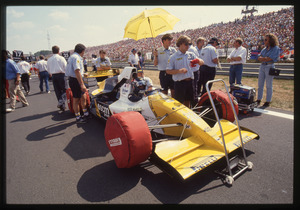 Il pilota Paolo Barilla (n. 24) al pit lane Minardi