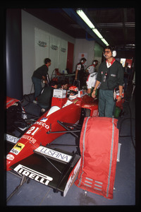 Il pilota Emanuele Pirro (n.21) ai box Dallara