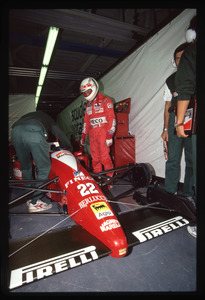 Il pilota Andrea De Cesaris (n.22) ai box Dallara
