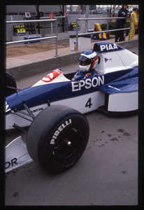 Il pilota Jean Alesi (n.4) su Tyrell-Ford