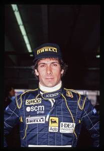 Il pilota Paolo Barilla (n.24) della Minardi