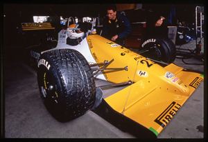 Il pilota Pierluigi Martini (n.23) ai box Minardi