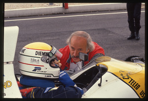 Il pilota Pierluigi Martini (n.23) al pit lane Minardi con personale Pirelli