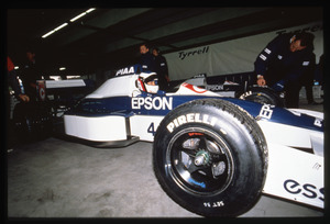 Il pilota Jean Alesi (n.4) ai box Tyrell