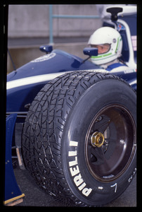 Il pilota Stefano Modena  (n.8) ai box Brabham