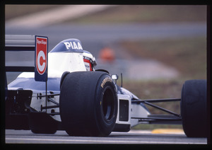 Il pilota Jean Alesi (n.4) su Tyrell-Ford gommata Pirelli durante la stagione 1990