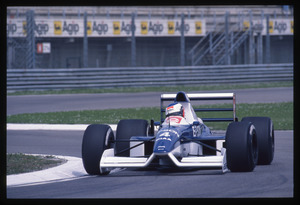 Il pilota Jean Alesi (n.4) su Tyrell-Ford gommata Pirelli durante la stagione 1990