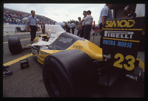Il pilota Pierluigi Martini (n.23) ai box Minardi