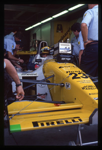 Il pilota Pierluigi Martini (n.23) ai box Minardi durante la stagione 1990