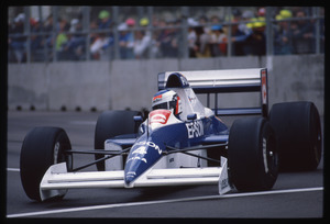 Il pilota Jean Alesi (n. 4) su Tyrell-Ford