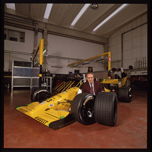 Il progettista di pneumatici Pirelli P Zero Mario Mezzanotte con la Minardi M190