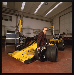 Il progettista di pneumatici Pirelli P Zero Mario Mezzanotte con la Minardi M190
