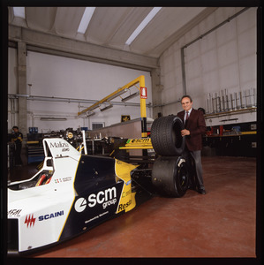 Il progettista di pneumatici Pirelli P Zero Mario Mezzanotte con la Minardi M190
