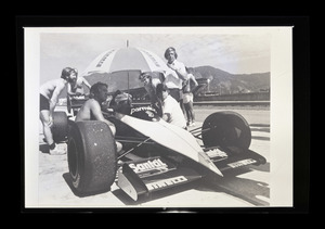 Il pilota Nelson Piquet con il casco bianco-rosso ai box Brabham