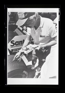 Felice Reina della Pirelli ai box Brabham