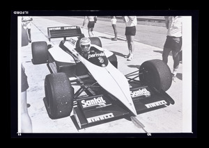 Il pilota Nelson Piquet con il casco bianco-rosso ai box Brabham