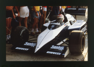 Il pilota Nelson Piquet con il casco bianco-rosso ai box Brabham