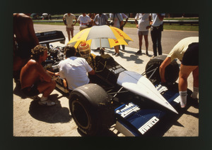Il pilota Nelson Piquet con il casco bianco-rosso ai box Brabham