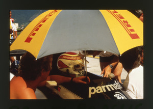 Il pilota Nelson Piquet con il casco bianco-rosso ai box Brabham