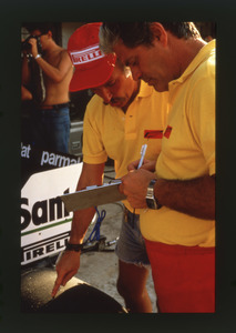 Tecnici Pirelli ai box Brabham