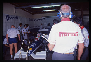 La Tyrell-Honda (in livrea 1990) con il pilota Stefano Modena e tecnici Pirelli/Tyrrell