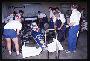 La Tyrell-Honda (in livrea 1990) con il pilota Stefano Modena e tecnici Pirelli/Tyrrell