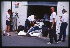La Tyrell-Honda (in livrea 1990) con il pilota Stefano Modena e tecnici Pirelli/Tyrrell