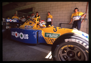Il pilota Nelson Piquet (n.20) ai box Benetton