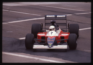 Il pilota Martin Brundle (n.7) terzo su Brabham-Yamaha gommata Pirelli