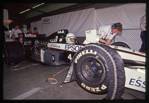Il pilota Stefano Modena (n.4) ai box Tyrrell