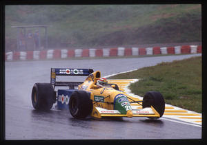 Il pilota Nelson Piquet (n. 20) su Benetton-Ford gommata Pirelli