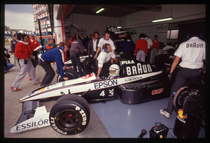 Il pilota Stefano Modena (n. 4) ai box Tyrrell