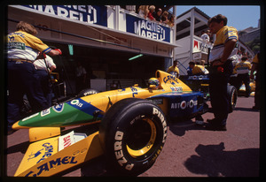 Il pilota Roberto Moreno (n.19) ai box Benetton