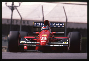 Il pilota J.J. Lehto (n.22) su Dallara-Judd gommata Pirelli