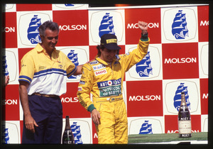 Il pilota Nelson Piquet (n. 20) primo su Benetton-Ford con il team manager Flavio Briatore