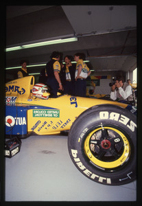 Il pilota Nelson Piquet (n. 20) ai box Benetton