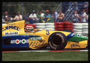 Il pilota Nelson Piquet (n. 20) su Benetton-Ford gommata Pirelli