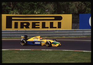 Il pilota Nelson Piquet (n. 20) su Benetton-Ford gommata Pirelli