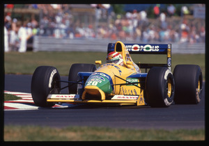 Il pilota Nelson Piquet (n. 20) su Benetton-Ford gommata Pirelli