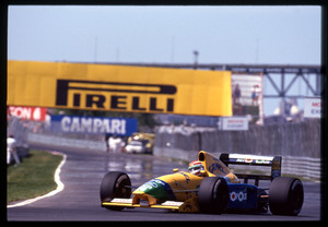 Il pilota Nelson Piquet (n. 20) su Benetton-Ford gommata Pirelli