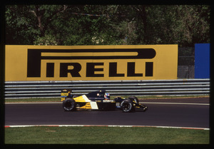 Striscione Pirelli in primo piano il pilota Gianni Morbidelli (n.24) su Minardi/Goodyear