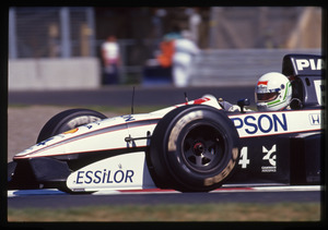 Il pilota Stefano Modena (n. 4) su Tyrell-Honda gommata Pirelli