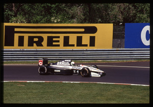 Il pilota Stefano Modena (n. 4) su Tyrell-Honda gommata Pirelli