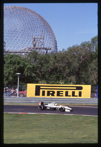 Il pilota Stefano Modena (n. 4) su Tyrell-Honda gommata Pirelli