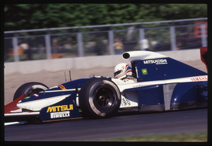 Il pilota Martin Brundle (n.7) su Brabham-Yamaha gommata Pirelli